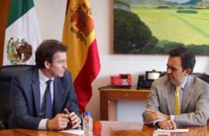 El presidente de la Xunta de Galicia, Alberto Núñez Feijoo (i) durante el encuentro que ha mantenido ayer, 12 de abril de 2013, con el secretario de Economía de México, Ildefonso Guajardo Villarreal, tras la reunión en el Club de Industriales en Ciudad de México (México). EFE/Archivo