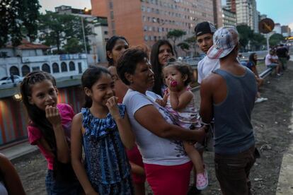 Los dos últimos sismos más fuertes fueron registrados el 29 de julio de 1967, de magnitud 6,7 en Caracas, con más de 200 muertos, y el 9 de julio de 1997 de 7,0 en Cariaco (Sucre), que dejó 73 fallecidos. En la imagen, un grupo de personas permanece en la calle después del sismo en Caracas (Venezuela).