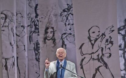 Hans Magnus Enzensberger, ayer recitando en el Palau de la Música.