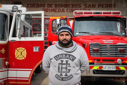 Jorge Pizarro, de 24 años, bombero y empleado de seguridad, en la estación de bomberos de San Pedro de Melipilla.