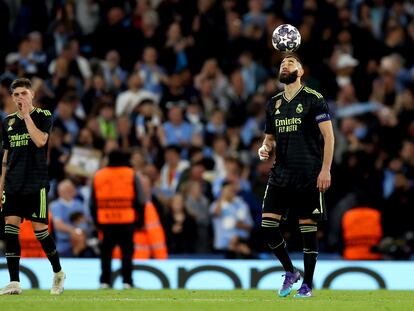 Benzema, con la pelota después del cuarto gol del City.