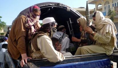 Un grupo de talibanes abandona en distrito de Buner en Pakist&aacute;n. 