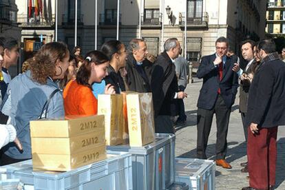 El alcalde de Madrid, Alberto Ruiz-Gallardón, el día 13, en la despedida simbólica del informe.