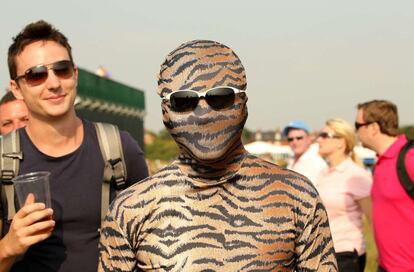 Un aficionado vestido de tigre en apoyo a Woods.