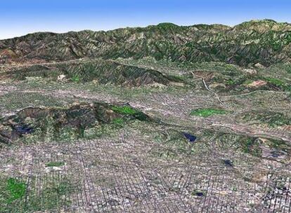 La ciudad de Los Ángeles (California, EE UU) con las montañas de San Gabriel al fondo.
