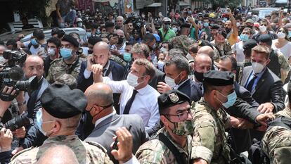 O presidente francês, Emmanuel Macron, visita o bairro de Gemayzeh, em Beirute, nesta quinta-feira. Em vídeo, as imagens do mandatário na capital libanesa.