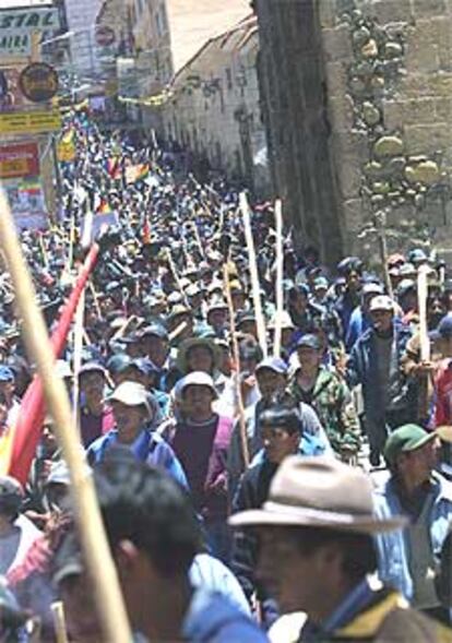 Estudiantes y trabajadores se manifiestan por las calles de La Paz.