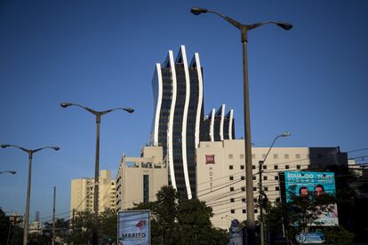 Una torre de lujo construidas recientemente en Asunción, entre hoteles internacionales y propaganda política.