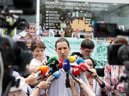 El subdirector médico del hospital de Donostia en el que está aislada la paciente, Xabier Zubeldia, considera "improbable" que se trate de ébola, este jueves. EFE/Juan Herrero.