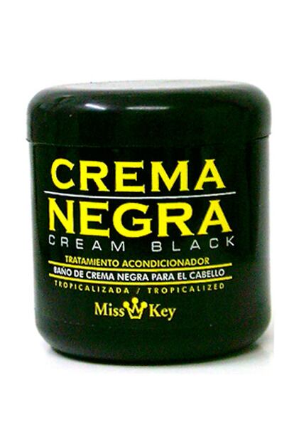 Rizando el rizo de las cremas de color negro, nos encontramos con lo que en algunos foros definen como todo un milagro para el cabello seco y maltratado. Es la Crema Negra de la firma dominicana Miss Key, un acondicionador concebido para hidratar y cuidar el pelo teñido y tratado químicamente. Algunos que han viajado a la República Dominicana la han comprado de casualidad y, al probarlo, se han quedado gratamente sorprendidos por su efectividad. La puedes adquirir online a través de esta boutique por solo 5,49 dólares (4,35 euros).