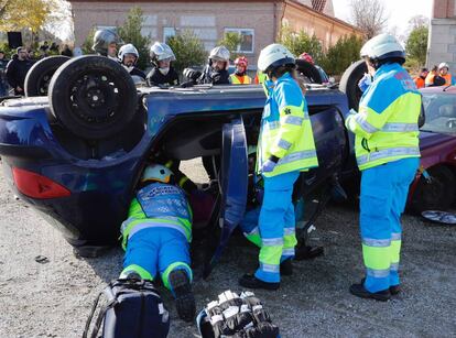 Simulacro de una accidente de tráfico ayer, en la Academia de Policía.