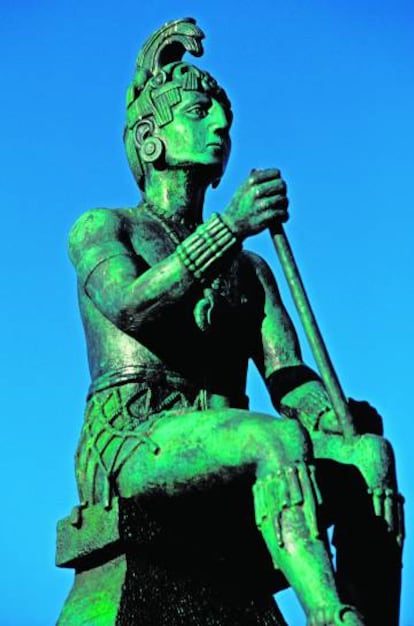 Estatua de un guerrero maya en la ciudad de Ticul.