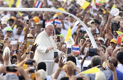 El papa Francisco saluda a los fieles congregados en la misa masiva de Yangon el miércoles.