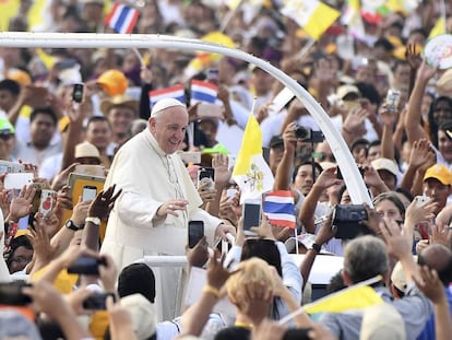 El papa Francisco saluda a los fieles congregados en la misa masiva de Yangon el mi&eacute;rcoles. 