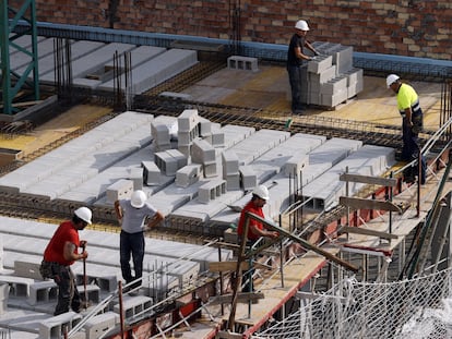 Trabajadores de la construcción en las obras de un edificio en Bilbao, la semana pasada.