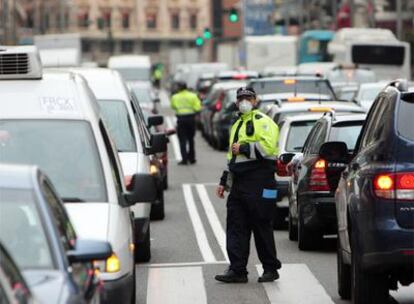 Agentes de movilidad regulan el tráfico en Madrid.