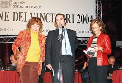 Las editoras Inge Feltrinelli (izquierda) y Carla Tanzi, junto a Daniel Vázquez Sallés, el hijo de Vázquez Montalbán.