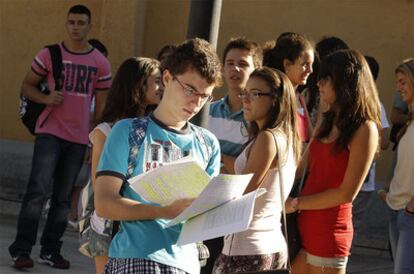 Los jóvenes, a las puertas del instituto Virgen de la Paloma momentos antes de hacer la prueba.
