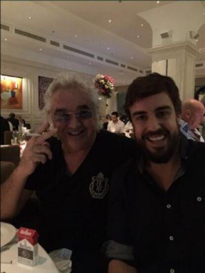 Flavio Briatore e Fernando Alonso, durante um jantar, em uma foto que deu muito que falar.