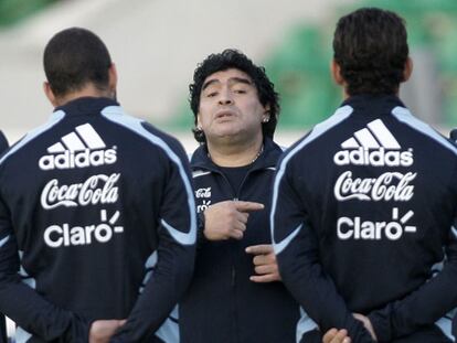 Maradona habla con sus jugadores en Moscú.