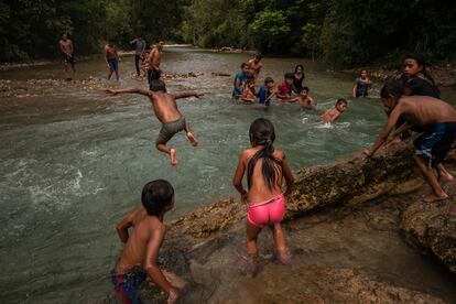 Niños de Yulchen, disfrutando del agua dulce del río Pojom en un día de verano. Si la empresa hubiera completado el proyecto, ese mismo río habría sido desviado.