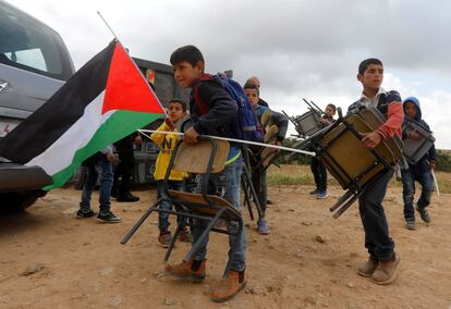 <p>Las tasas de logro de aprendizaje están cayendo en picado, según el Fondo de las Naciones Unidas para la infancia. Al menos el 30% de los adolescentes no se matricula en la escuela secundaria.</p> <p>En la imagen, varios niños palestinos trasladan sillas a tiendas de campaña, en la localidad palestina de Zanoba, cerca de la ciudad cisjordana de Hebrón, hoy 10 de abril de 2018.</p>