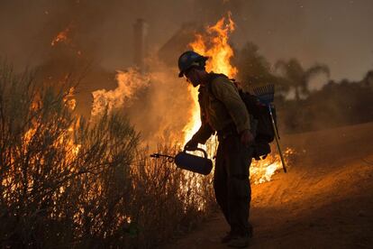 Un bombero trabaja cerca de una zona residencial en Santa Clarita, California, el 23 de julio de 2016.