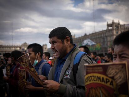 Marcha por los 43 estudiantes de la Escuela Normal Rural de Ayotzinapa “Raúl Isidro Burgos” de Iguala, Guerrero.  Los padres de los estudiantes desaparecidos en la marcha de este lunes 26 de septiembre 2022 al cumplirse ocho años de su desaparición. 