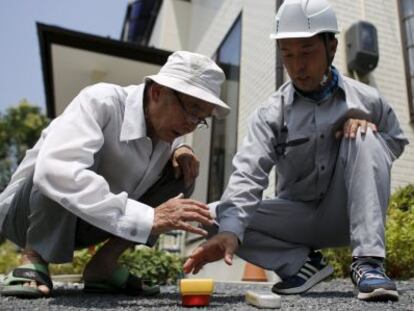 Residentes de Fukushima miden la radiaci&oacute;n.