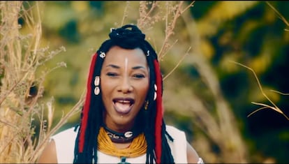 En su nuevo sencillo, Fatoumata Diawara canta contra las guerras.