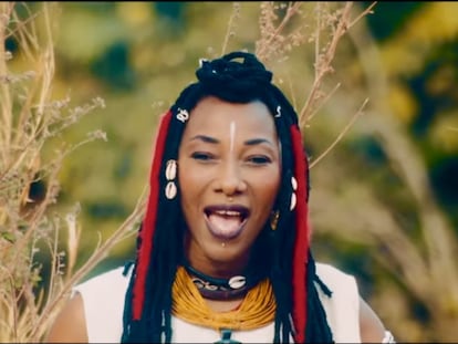 En su nuevo sencillo, Fatoumata Diawara canta contra las guerras.