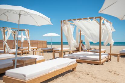 ’Beach Club’ del Château L´Hospitalet en la playa de Narbona.