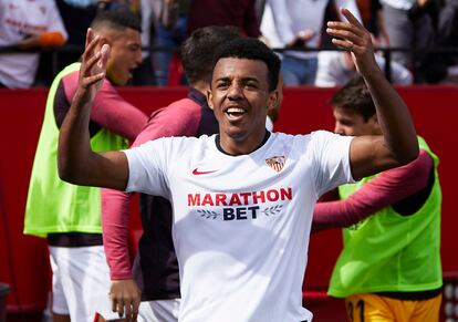 Koundé celebra una victoria del Sevilla.