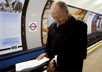 El alcalde de Londres, Ken Livingstone, toma ayer el metro en Green Park para ir al trabajo.