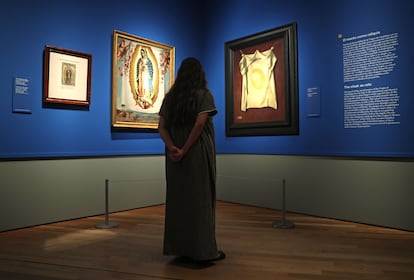 La cantante frente al cuadro 'La Santa Faz', de Francisco de Zurbarán.