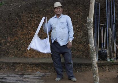 Ziona, durante un descanso en la construcción de un templo para su secta.