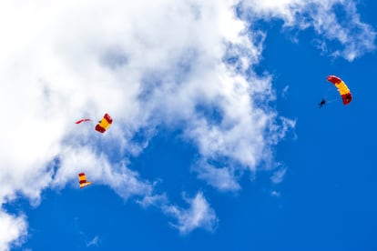 Tres paracaidistas se han lanzado y uno de ellos portaba la bandera nacional. 