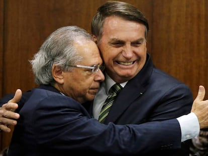 Paulo Guedes abraça Bolsonaro. 