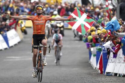 Samuel Sánchez celebra su victoria en Luz Ardiden. Al fondo, Vanendert se resigna, cabizbajo, a la segunda posición.