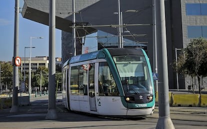 Una unitat del tramvia, a la plaça de les Glòries.