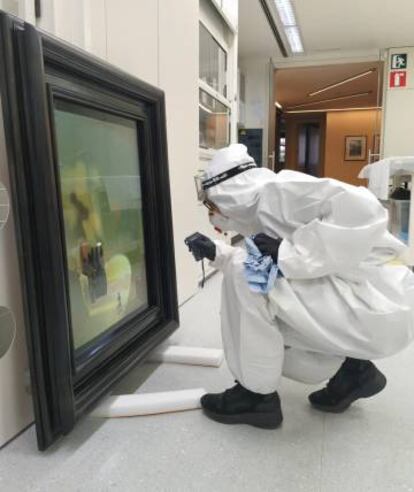 Un conservador inspecciona una de les obres arribades des de Moscou.