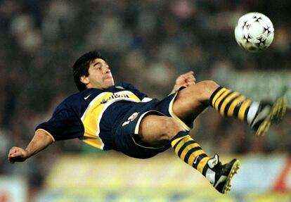 Maradona, del Boca Juniors, despeja la pelota en un partido contra el Vélez-Sarfield, de la Liga argentina, en 1997.
