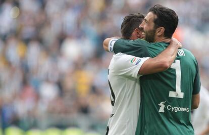 El abrazo con Barzagli.