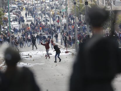 Jóvenes palestinos se enfrentan a las tropas israelíes durante una protesta en la ciudad cisjordana de Belén.