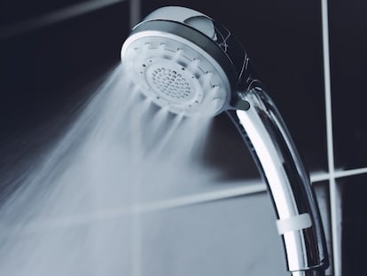 “Como un spa en casa”: la alcachofa de ducha antical que arrasa en ventas con su cepillo masajeador de silicona