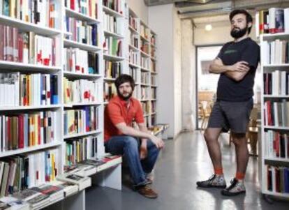 Gonzalo Queipo y Alfonso Tordesillas, en su librería Tipos Infames.