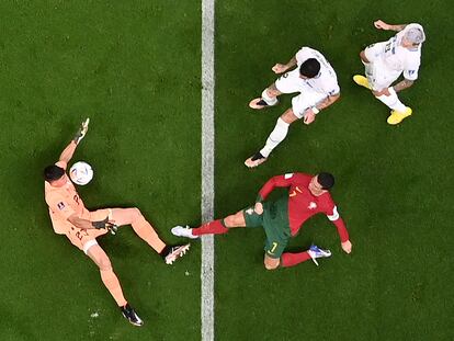 Uruguay's goalkeeper #23 Sergio Rochet vies with Portugal's forward #07 Cristiano Ronaldo during the Qatar 2022 World Cup Group H football match between Portugal and Uruguay at the Lusail Stadium in Lusail, north of Doha on November 28, 2022. (Photo by Odd ANDERSEN / AFP)