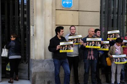 Representantes de EH Bildu protestan contra la corrupción ante la sede del PP, en Vitoria.