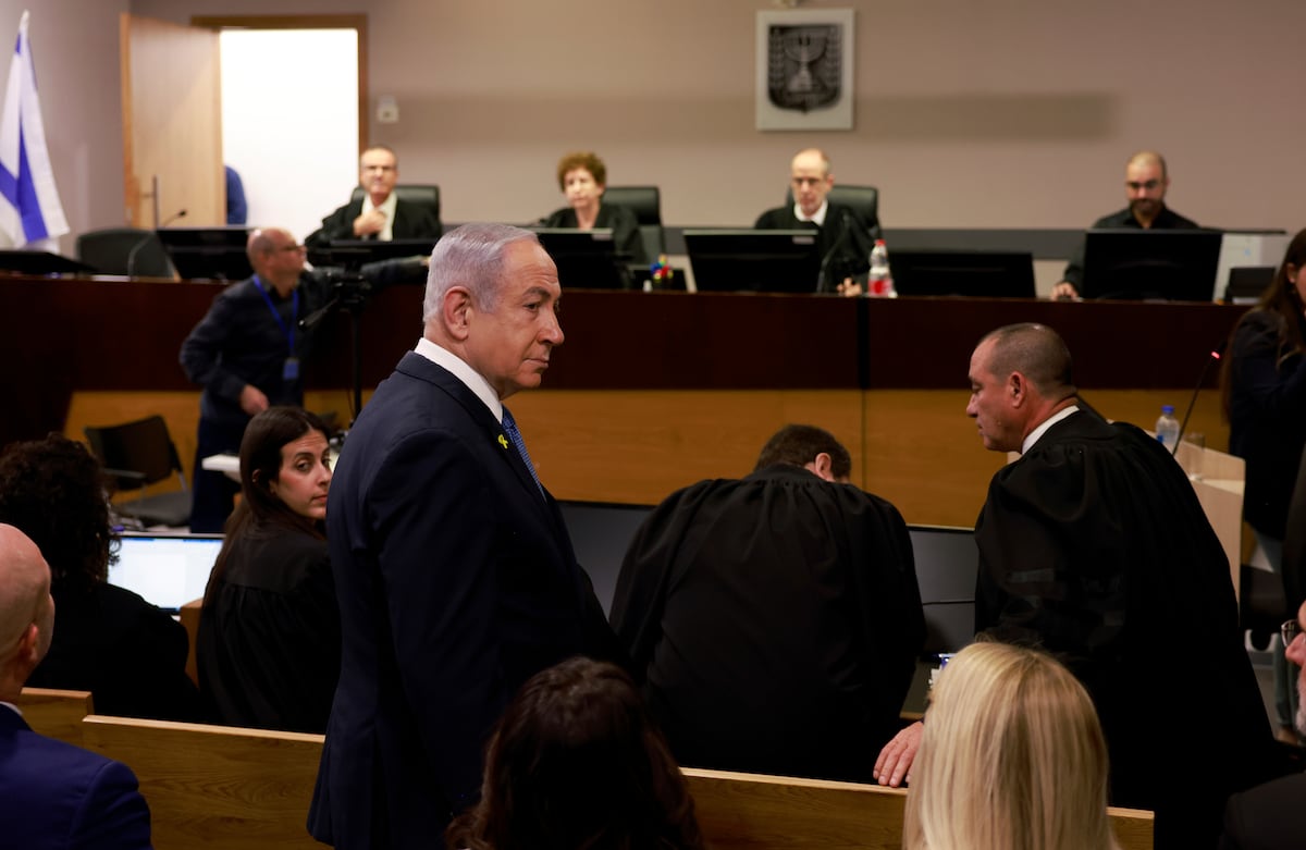 Netanyahu declara ante un tribunal de Tel Aviv acusado de soborno, fraude y abuso de confianza