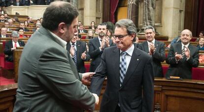 Junqueras saluda a Artur Mas en el Parlament.